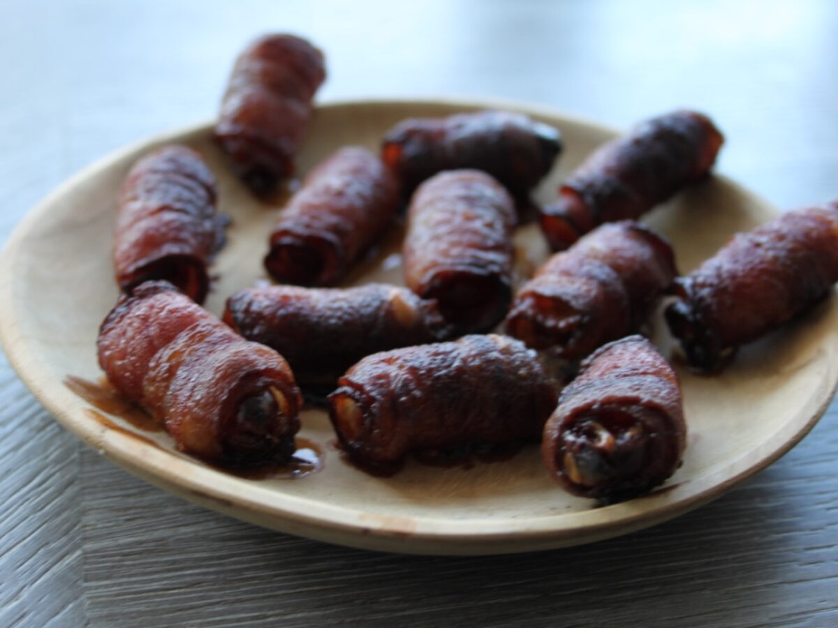 Dadler svøbt i bacon
