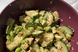 Asiatisk agurkesalat med avocado og sesam