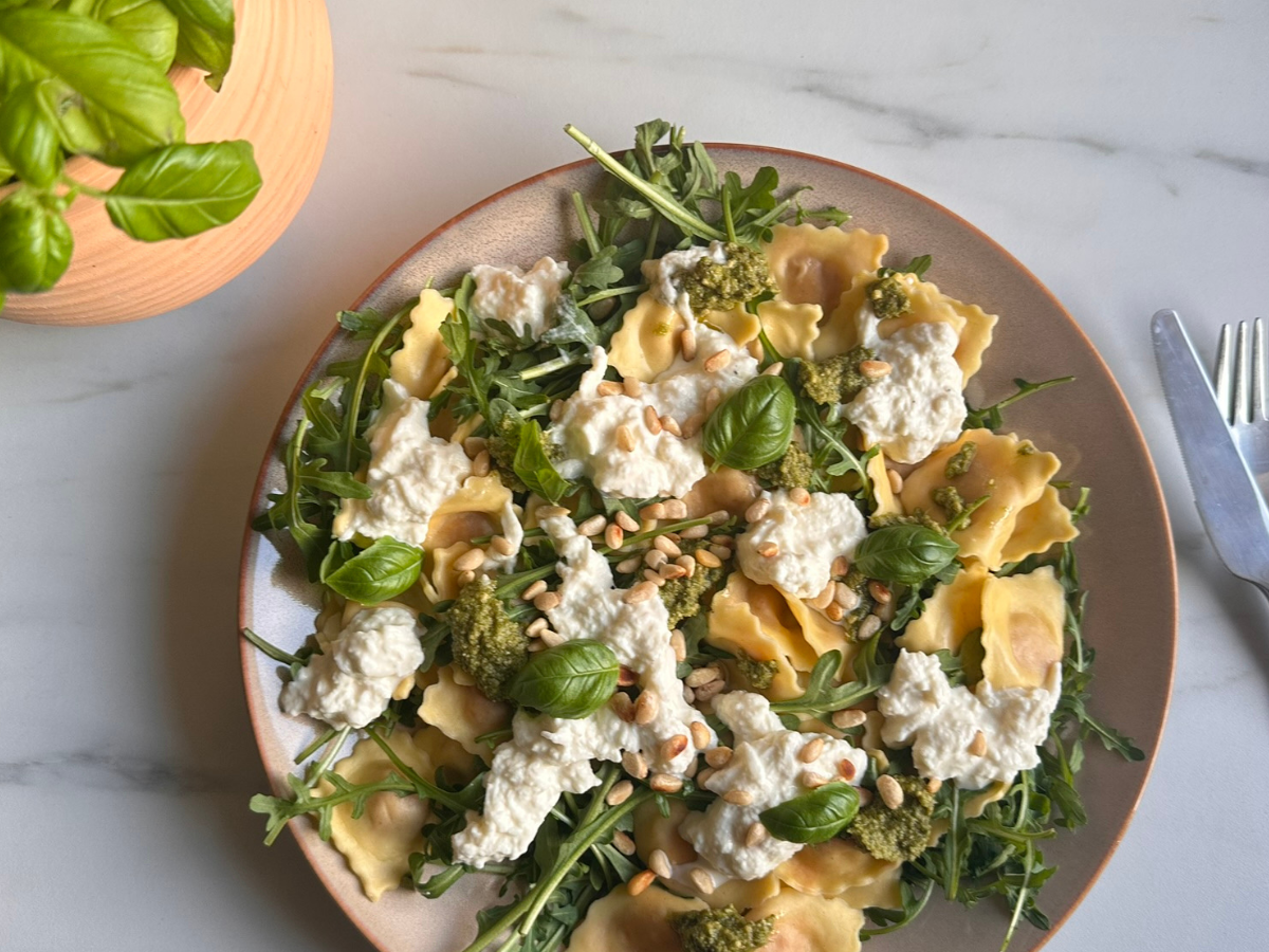 Ravioli med pesto og hjemmelavet stracciatella