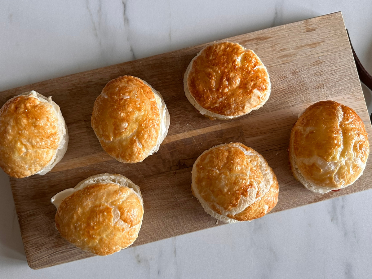 Nemme fastelavnsboller med butterdej og kagecreme.