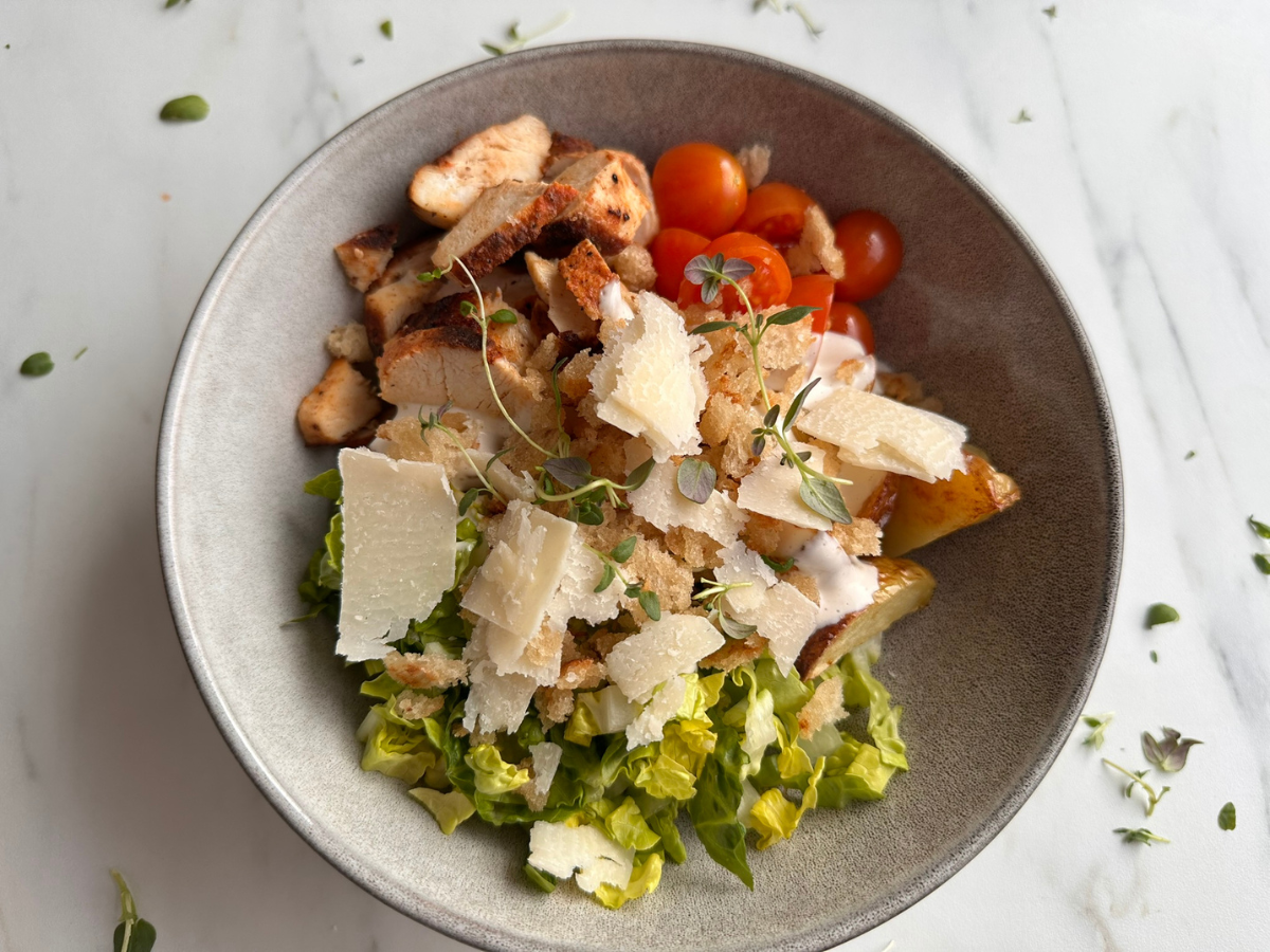 Cæsarsalat bowl med sprøde ovnkartofler