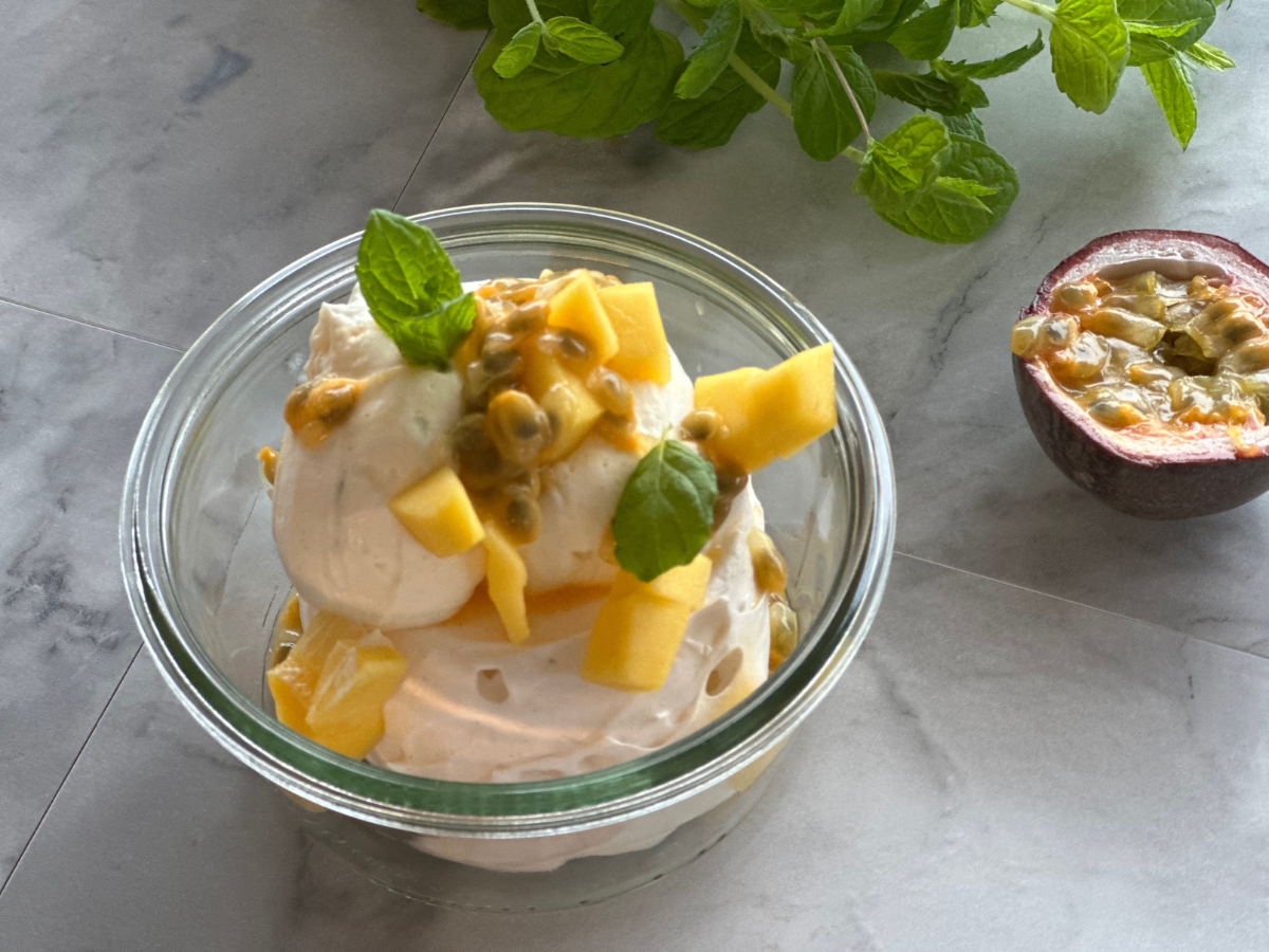 Marengs med mango og passionsfrugt