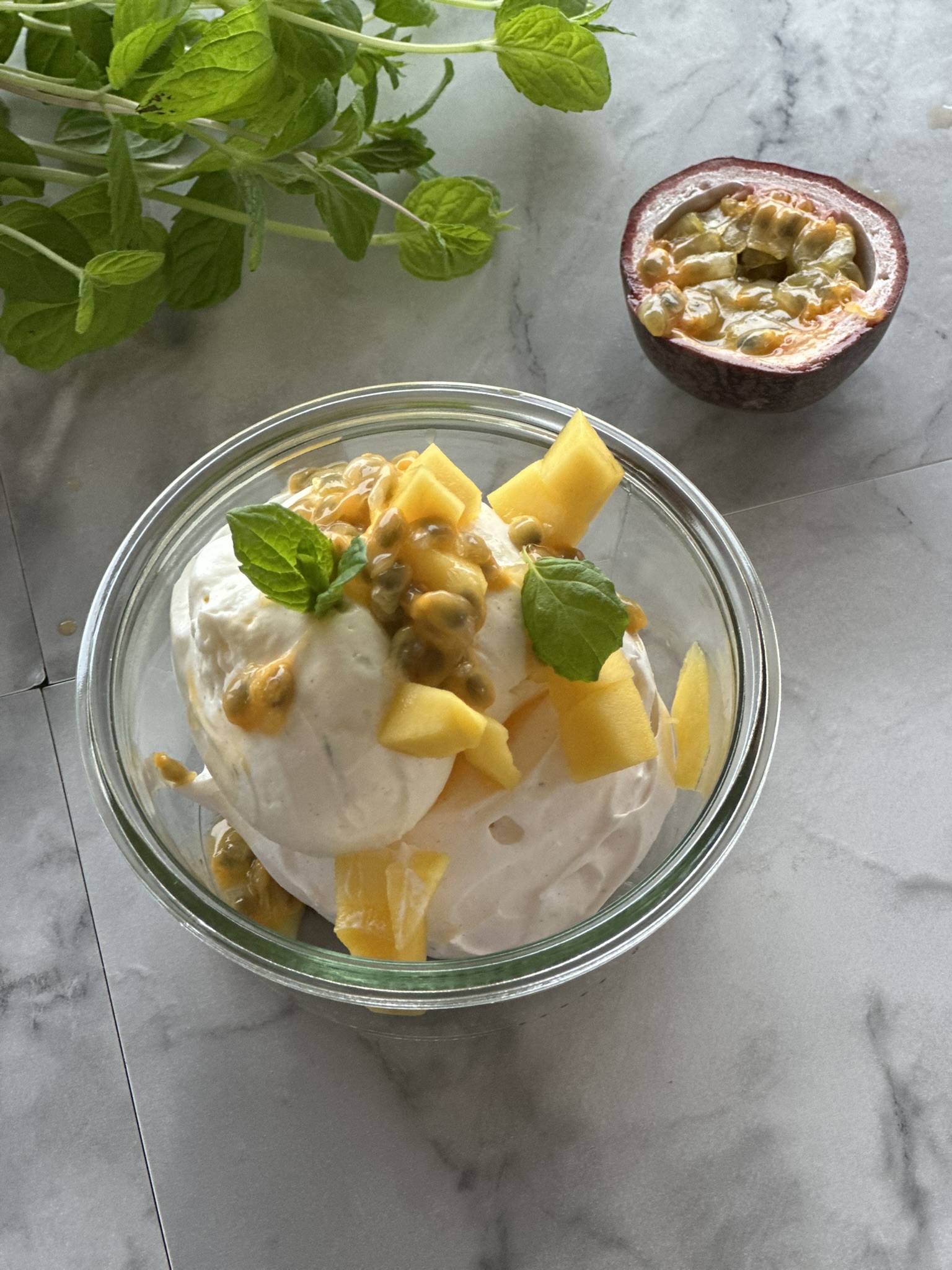 Nem dessert: marengs med mango og passionsfrugt