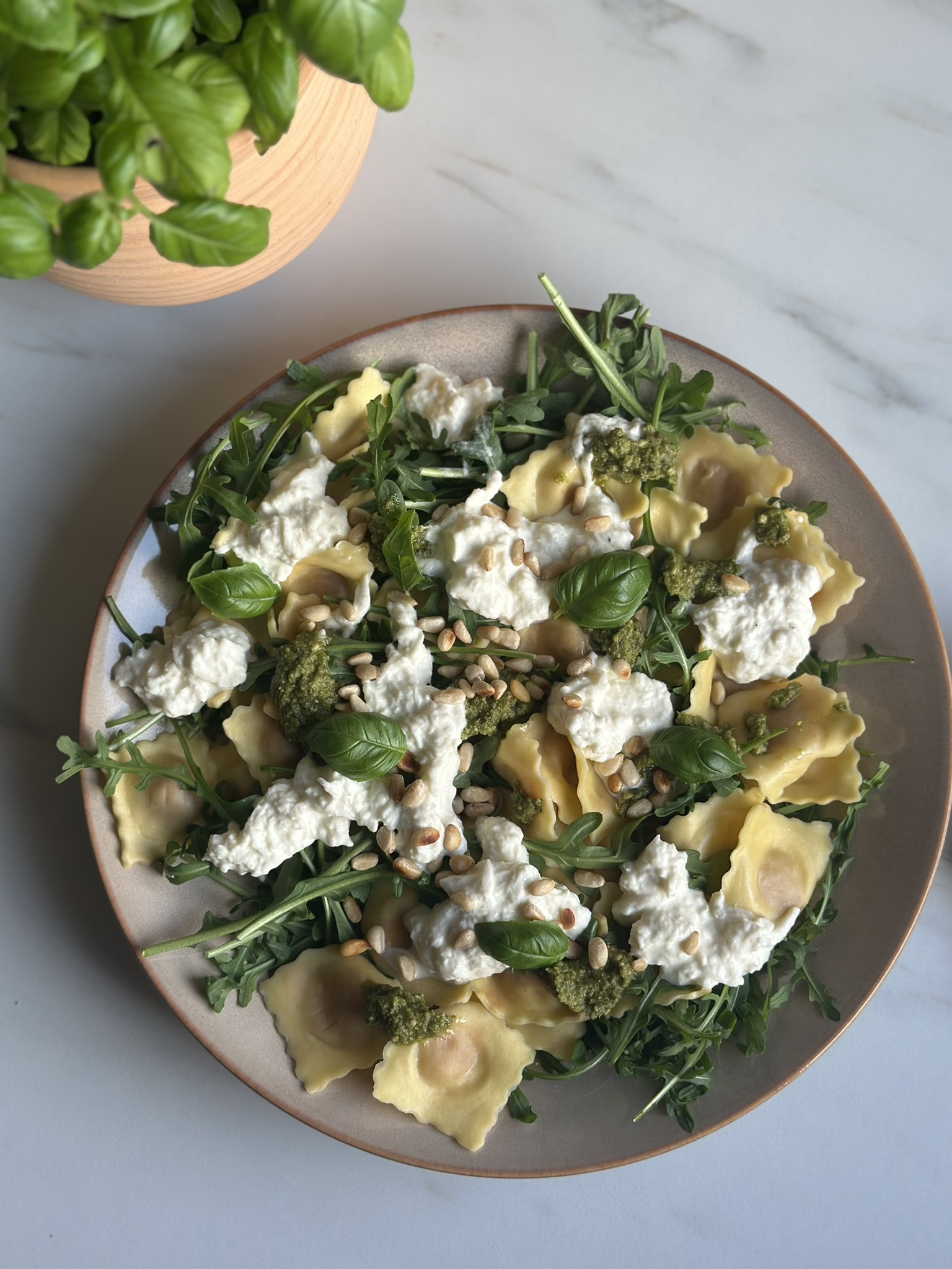 Ravioli med pesto og hjemmelavet stracciatella