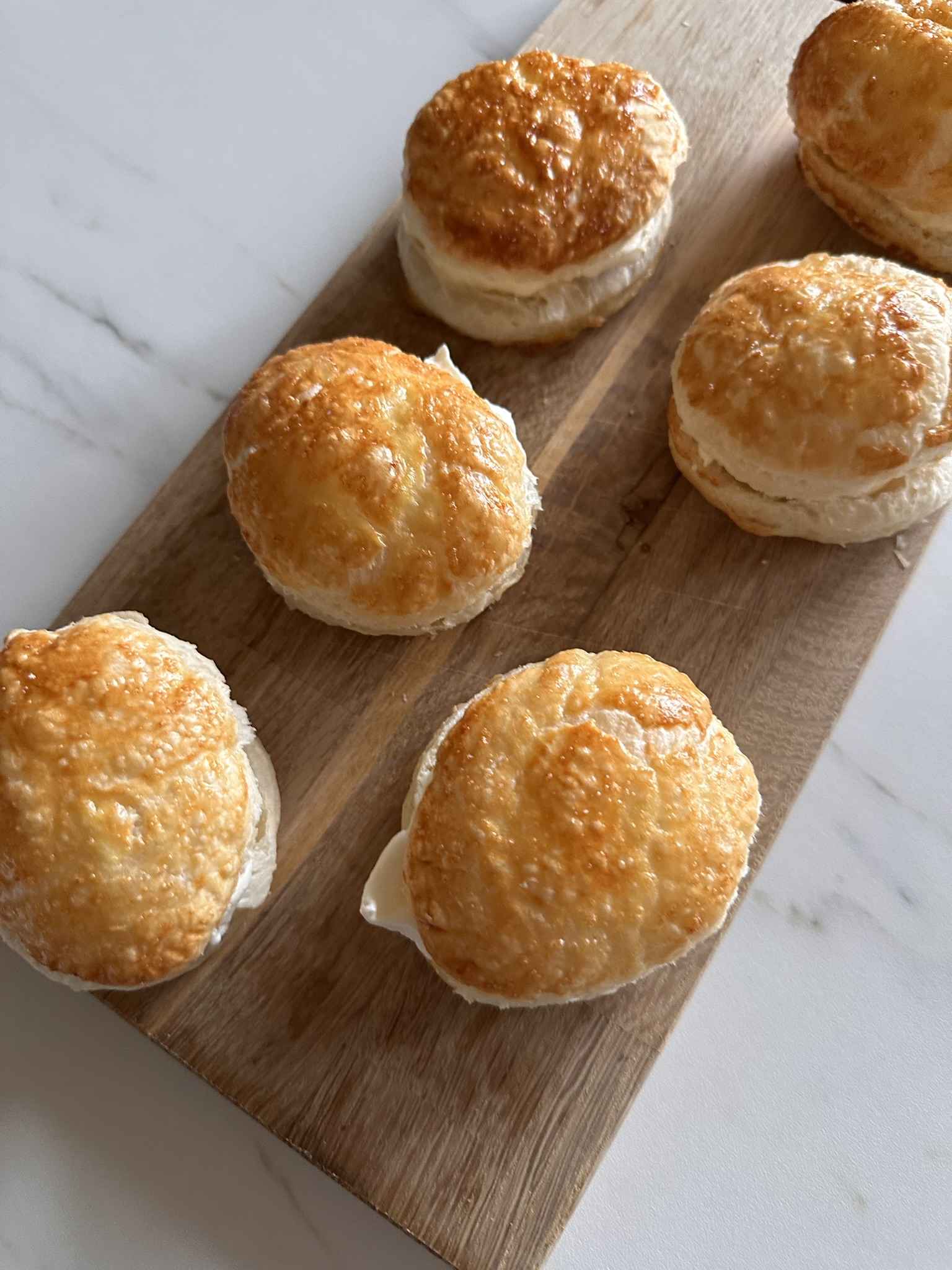 Nemme fastelavnsboller med butterdej og kagecreme.
