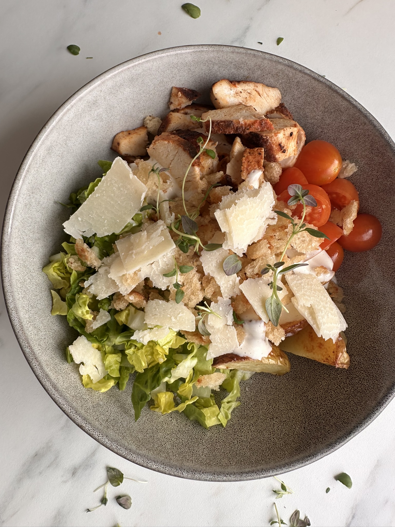 Cæsarsalat bowl med sprøde ovnkartofler