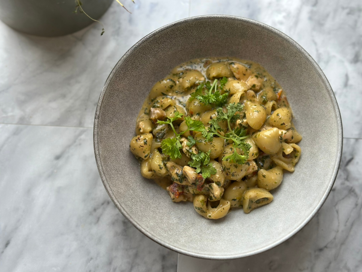 One pot pasta med kylling, soltørrede tomater og spinat