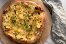 Hvid kartoffelpizza