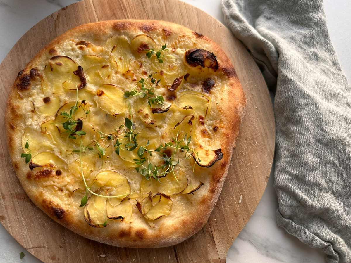 Hjemmebagt hvid pizza med kartoffel