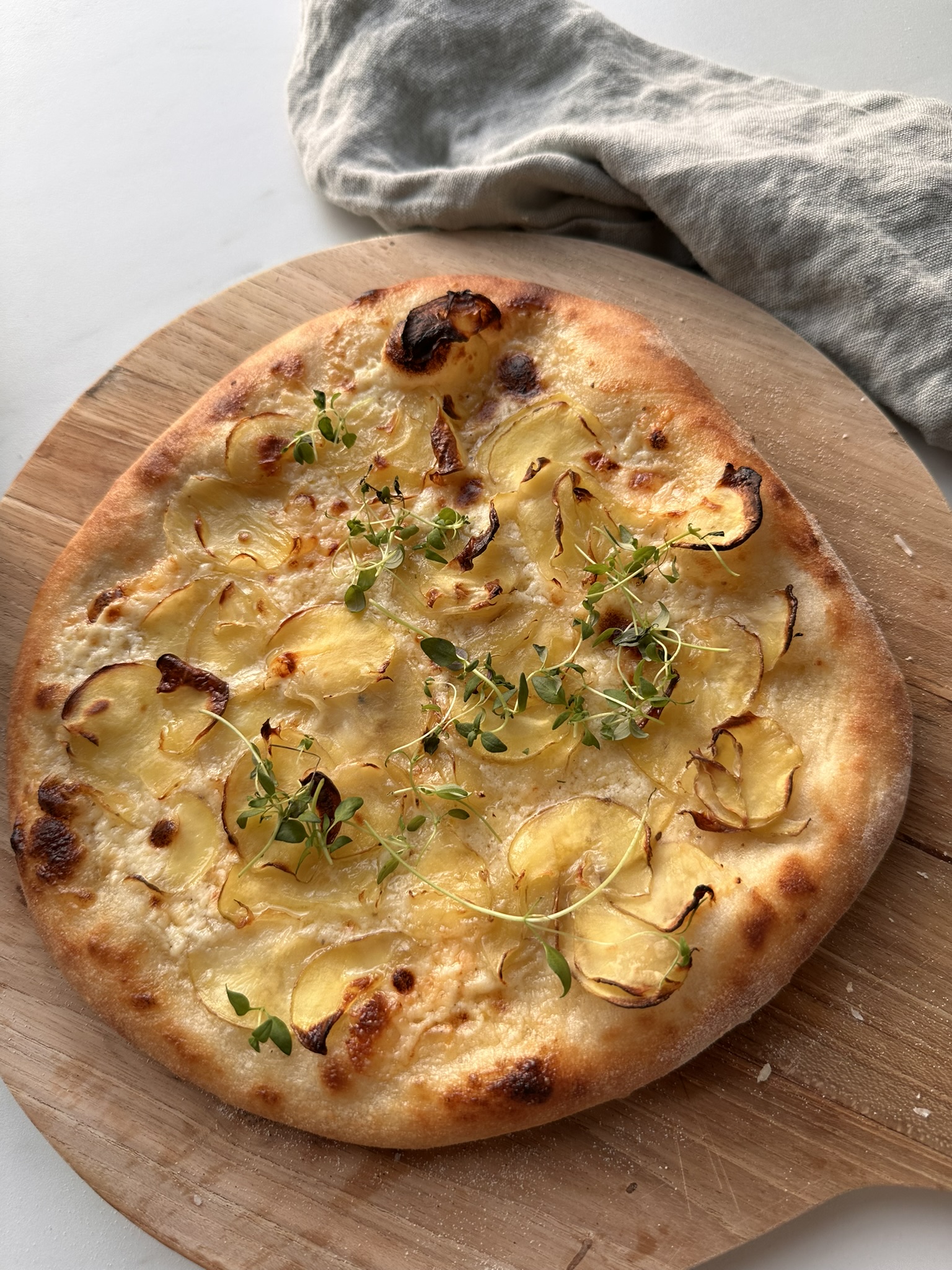 Hjemmebagt hvid pizza med kartoffel