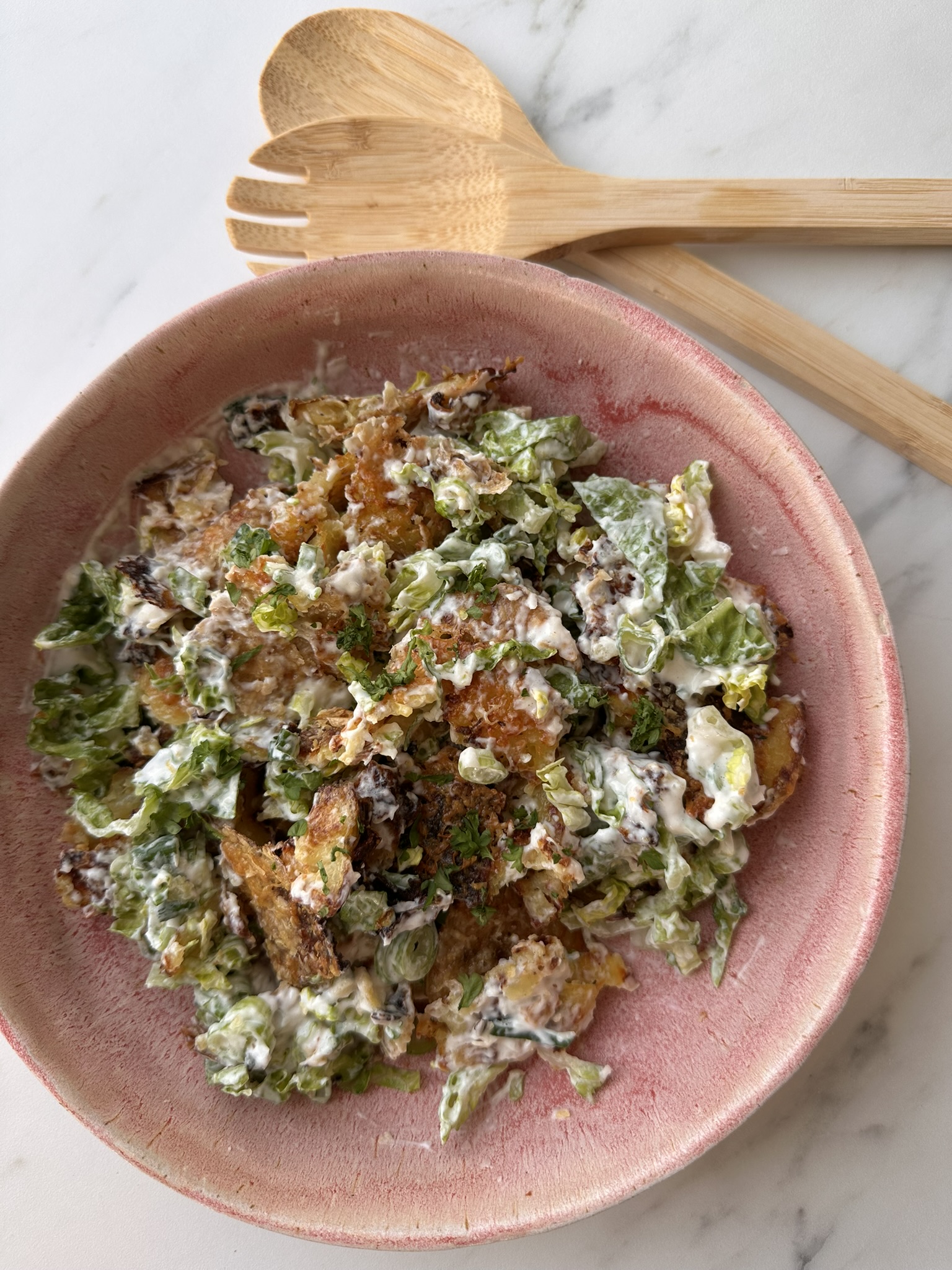 crispy kartoffelsalat med cæsardressing