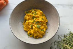 Pasta i cremet gulerodssauce