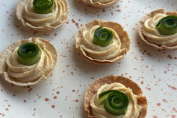 Små tortillaskåle med hummus og agurk