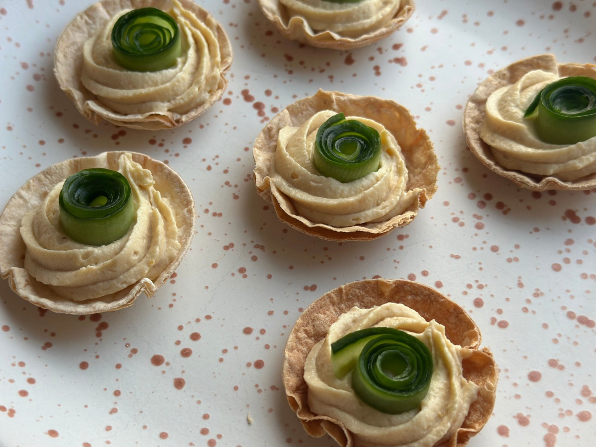 Snack til nytår - Små tortillaskåle med hummus og agurk