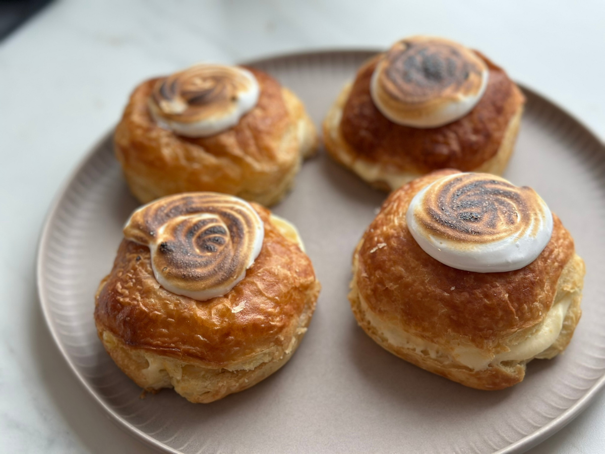 Fastelavnsboller med citroncreme og brændt marengs