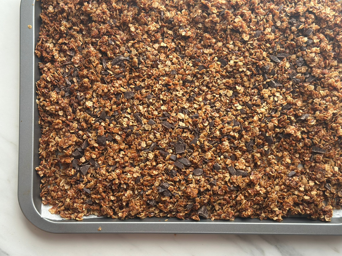 Granola med kokos og mørk chokolade