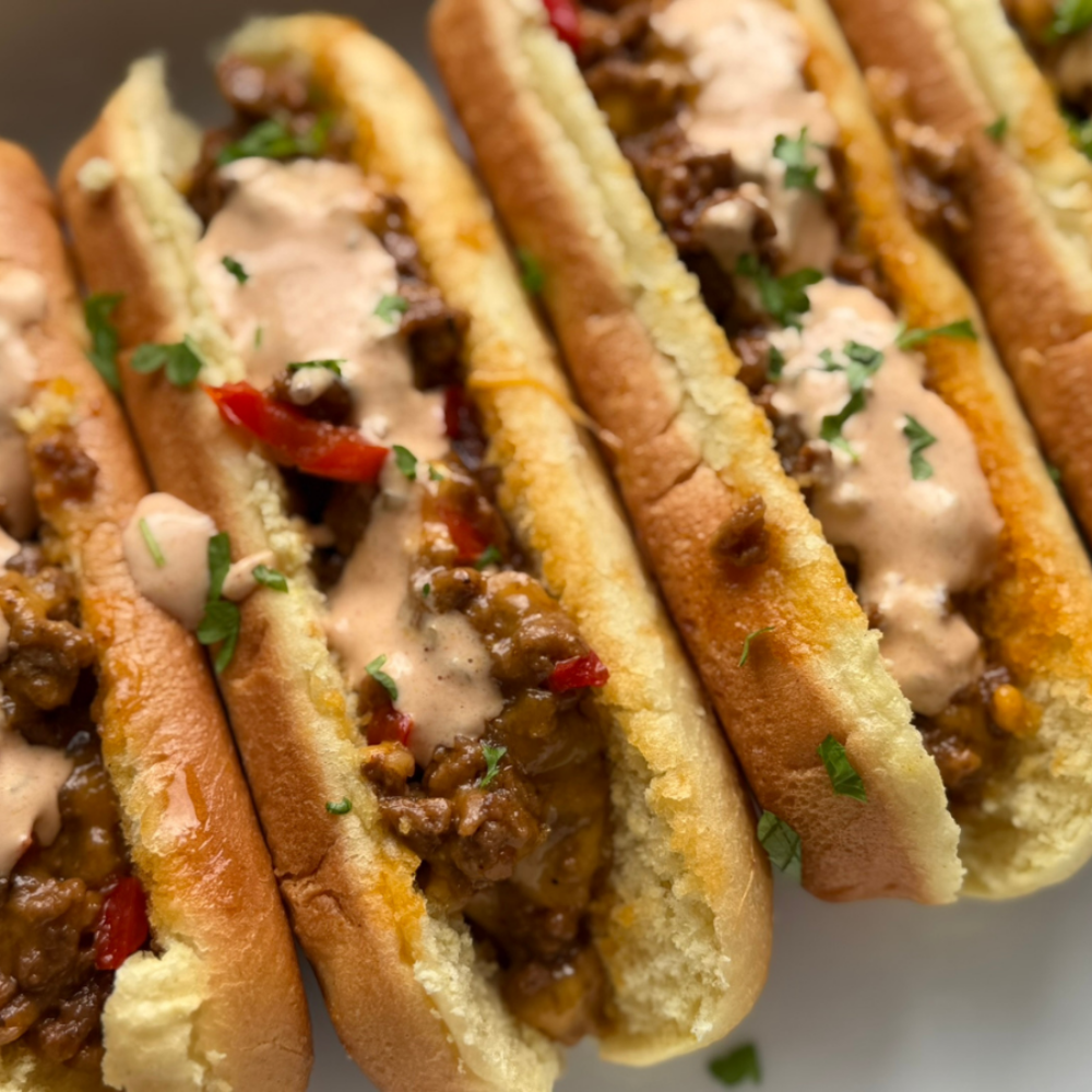 Cheesy oksekødshotdogs