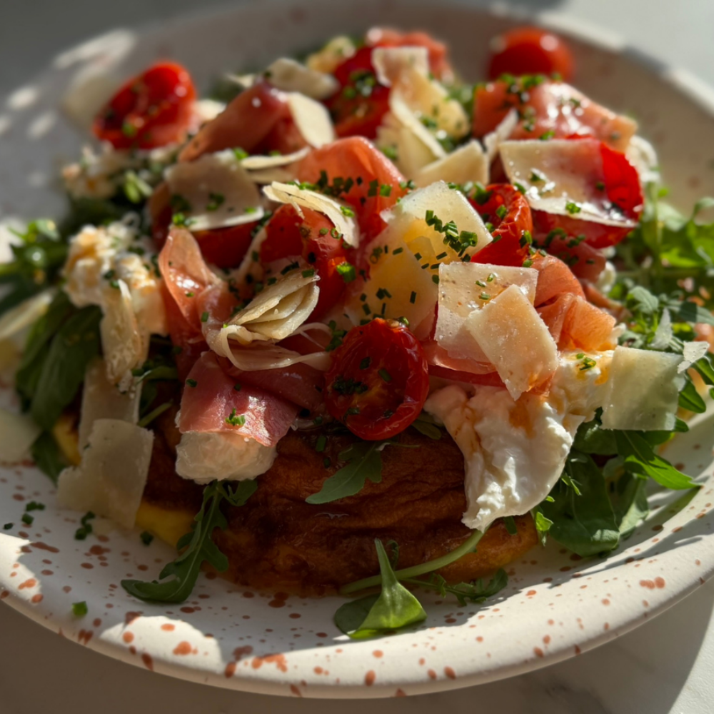 Æggekage med burrata og hot honey